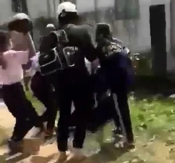 Nhóm nữ sinh đánh nhau mặc đồng phục trường PTTH Tân Châu. Ảnh: Cắt từ clip