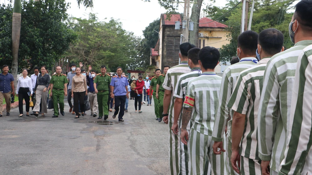 Từ sáng sớm, nhiều thân nhân của các phạm nhân đã có mặt trước cổng Trại giam Xuân Lộc để chờ đến giờ được vào gặp người thân của mình. Ảnh: VÕ TÙNG