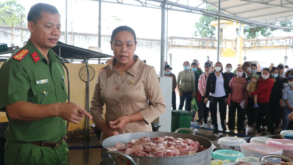 Thân nhân, gia đình phạm nhân và đại biểu các ngành thăm bếp ăn phạm nhân. Ảnh: VÕ TÙNG