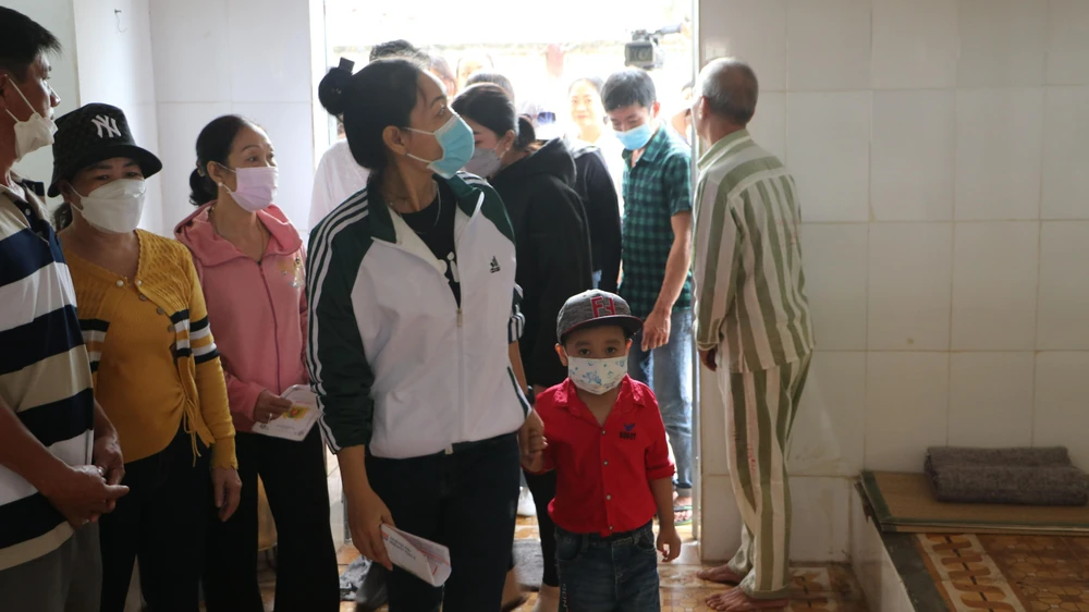 Thăm buồng giam, nơi ở và sinh hoạt của phạm nhân. Ảnh: VÕ TÙNG