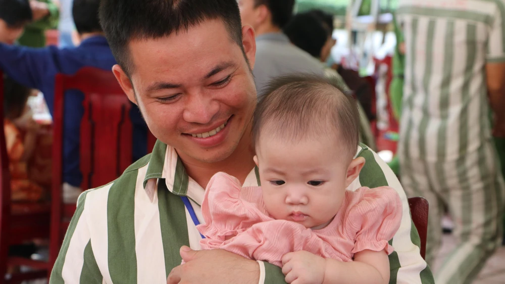 Dù ai đó từng nói, một khi lương tâm đã rách thì cuộc sống khó lành lặn. Nhưng với nhiều phạm nhân, việc chịu trách nhiệm thi hành bản án mà pháp luật đã nghiêm khắc tuyên phạt cũng là một cơ hội để nhìn lại mình, rèn dũa cho một cuộc sống đẹp hơn ở ngày mai, ở ngoài cánh cổng trại giam. Ảnh: VÕ TÙNG