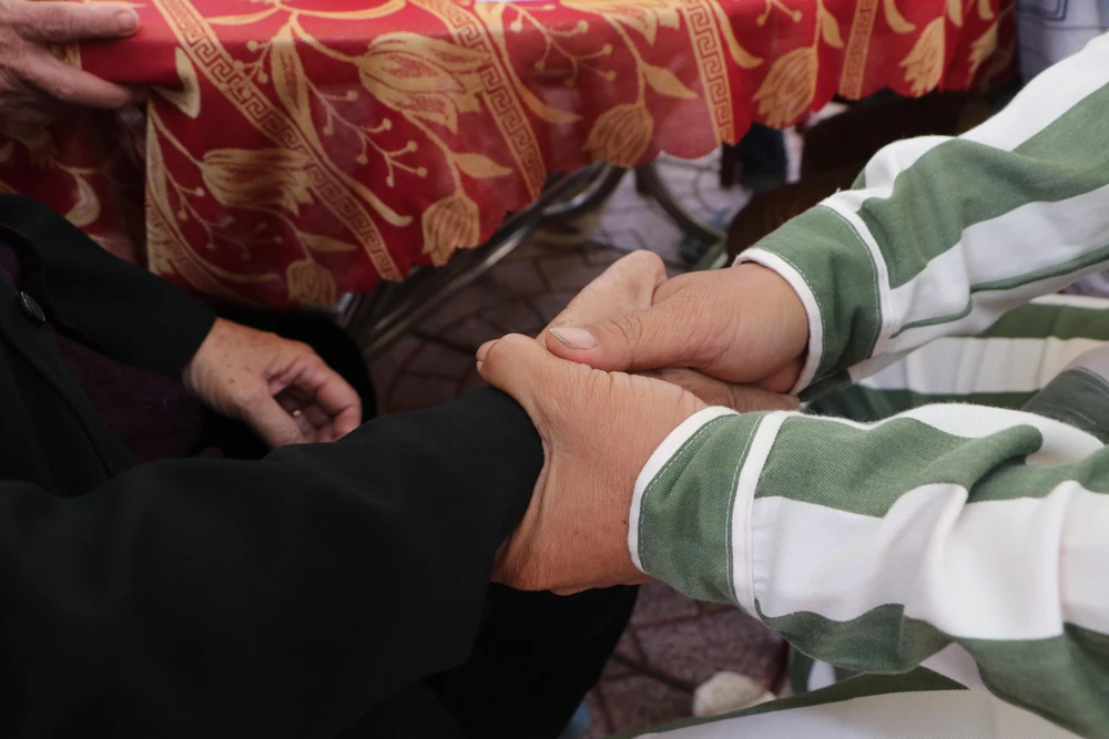 Cái siết tay chứa đựng nhiều cảm xúc … Ảnh: VÕ TÙNG