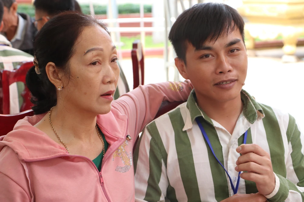 “Giữ gìn sức khỏe, ráng cải tạo tốt để sớm về với mẹ nghe con” là lời người mẹ nói với con trai trót dại của mình. Ảnh VÕ TÙNG