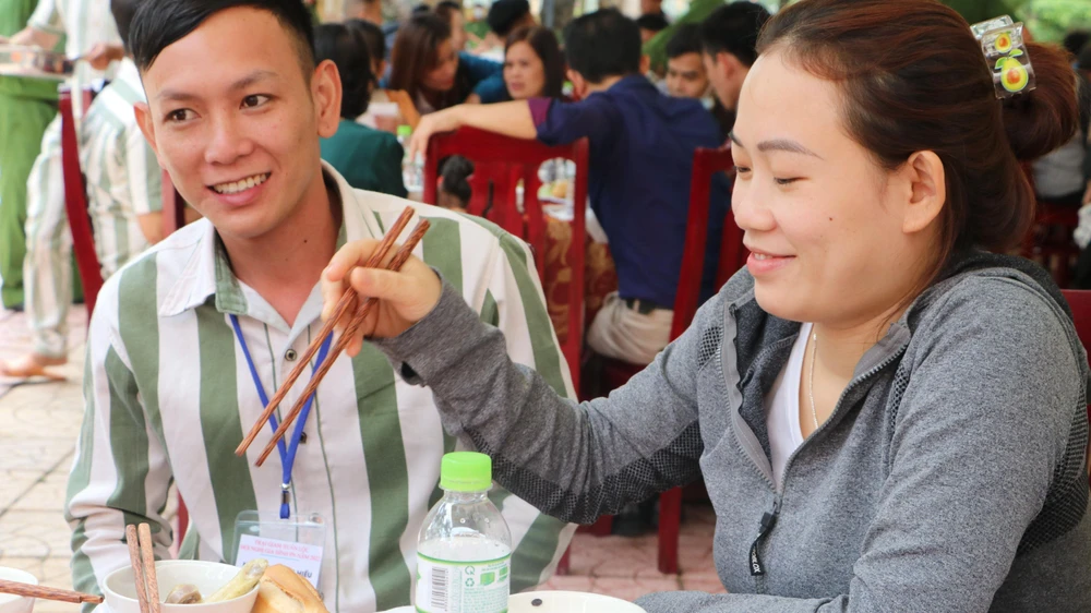 Chị có bên gia đình, nụ cười mới lưu lại nhiều nhất ở mỗi phạm nhân đang cải tạo. Ảnh: VÕ TÙNG