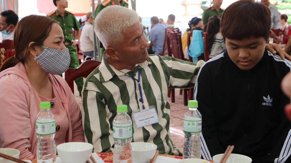 Vợ và con anh Phạm Hồng Thái đã thăm, động viên anh gần 10 năm nay. Ảnh: VÕ TÙNG