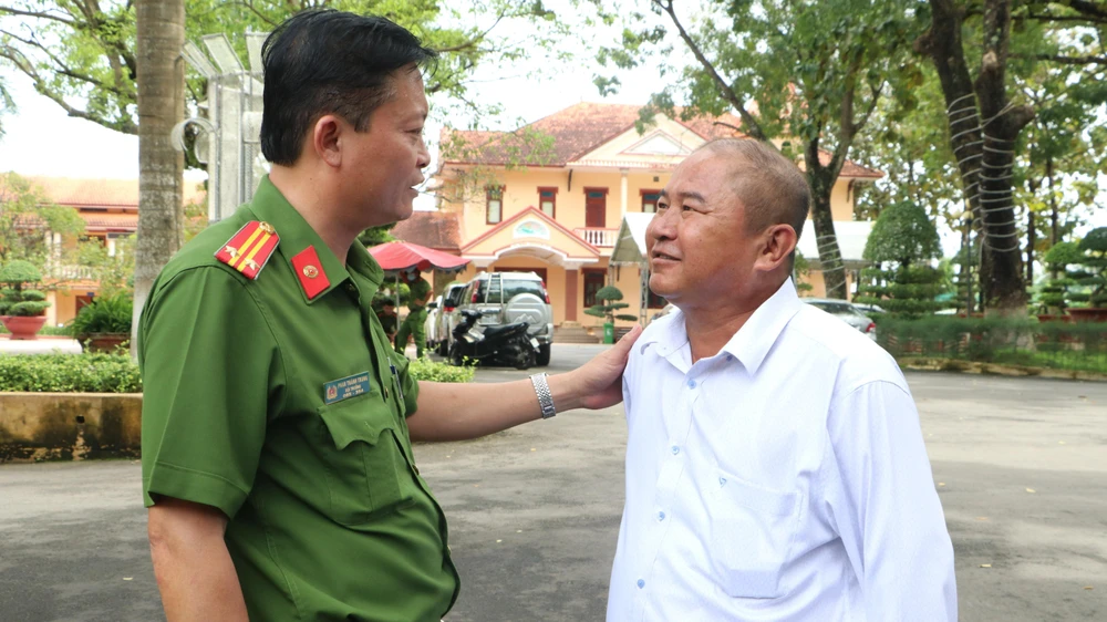Anh Võ Hùng Dũng, từng thụ án chung thân tại Trại giam Xuân Lộc. Sau 15 năm cải tạo tích cực, anh được tự do. Gặp anh tại bữa cơm gia đình, anh kể: "Năm 2007, lần đầu tiên tôi được tham dự bữa cơm như thế này. Và, đó là lần cuối cùng tôi được ngồi ăn bữa cơm cùng với mẹ già của mình vì sau đó, mẹ tôi bệnh và mất. Cho đến hôm nay, tôi vẫn không quên được miếng cá mẹ tôi đã gắp cho tôi trong bữa cơm đó". Ảnh: VÕ TÙNG