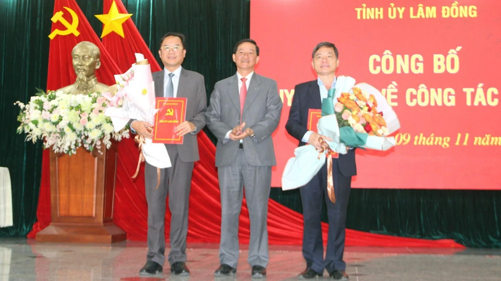 Bí thư tỉnh ủy Lâm Đồng Trần Đức Quận tặng hoa cho 2 lãnh đạo TP Bảo Lộc. Ảnh: MẠNH THÀNH