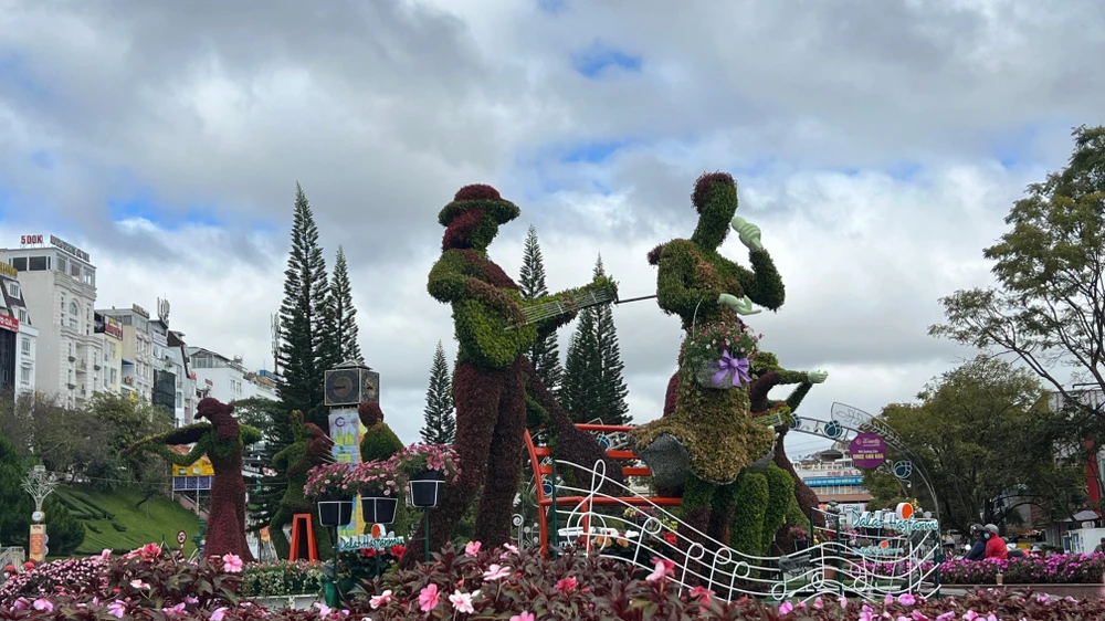 Đường phố Đà Lạt được trang hoàng xứng với danh xưng Thành phố ngàn hoa. Ảnh VÕ TÙNG