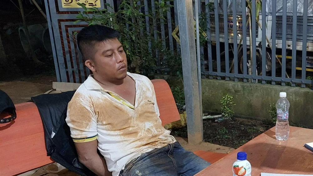 Man Văn Tự tại cơ quan công an. Ảnh: ĐỨC HUY