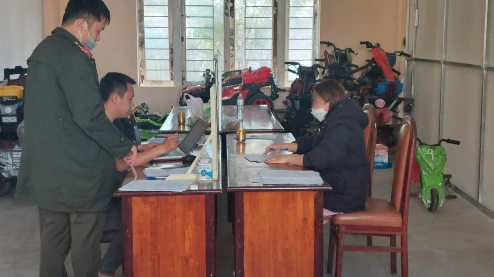 Hoàng đã chiếm đoạt khoảng 200 triệu đồng của người đặt hoa. Ảnh: CACC