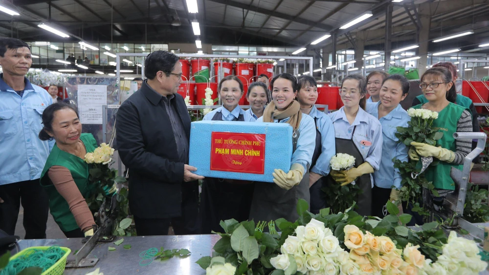 Thủ tướng Chính phủ Phạm Minh Chính tặng quà cho cán bộ, nhân viên Công ty TNHH Đà Lạt Hasfarm. Ảnh: VTT