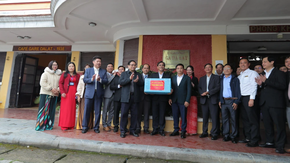 Thăm Ga Đà Lạt, người đứng đầu Chính phủ đề nghị cần nghiên cứu phương án để bảo tồn không gian kiến trúc cổ đặc trưng của thành phố và thế giới. Ảnh: VTT