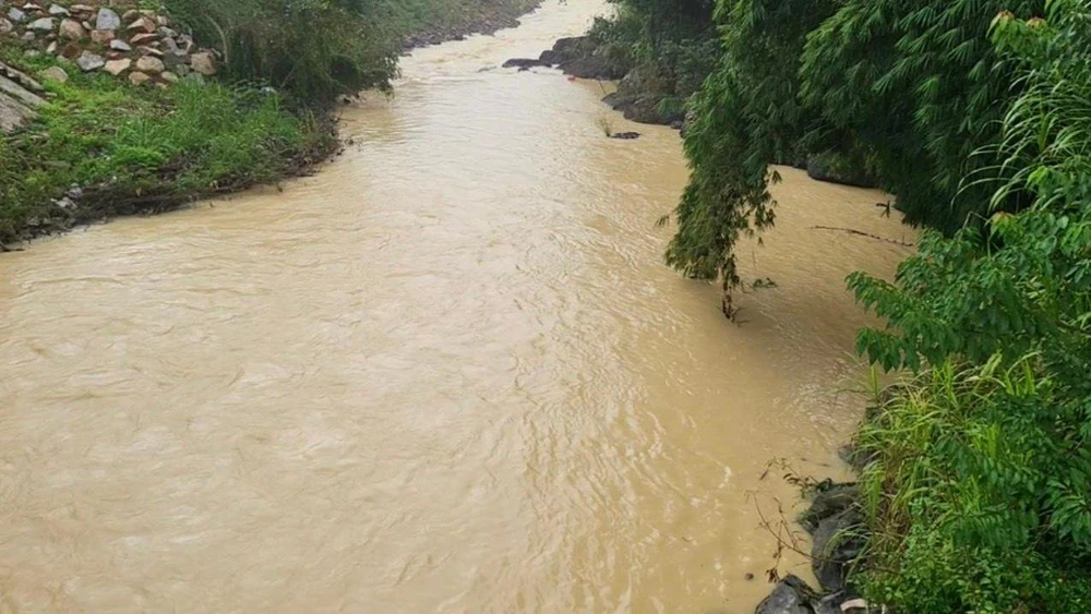 Thời gian gần đây, mặc dù được nạo vét liên tục nhưng nước sông Đại Bình vẫn đục ngầu. Ảnh: VT