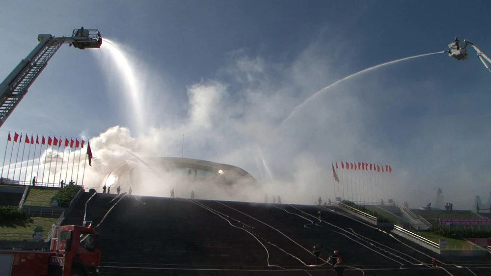 Tình huống giả định là đám cháy xảy ra ở Quảng trường Lâm Viên, nơi có nhiều du khách tham quan. Ảnh: TIẾN DŨNG Tình huống giả định là đám cháy xảy ra ở Quảng trường Lâm Viên, nơi có nhiều du khách tham quan. Ảnh: TIẾN DŨNG