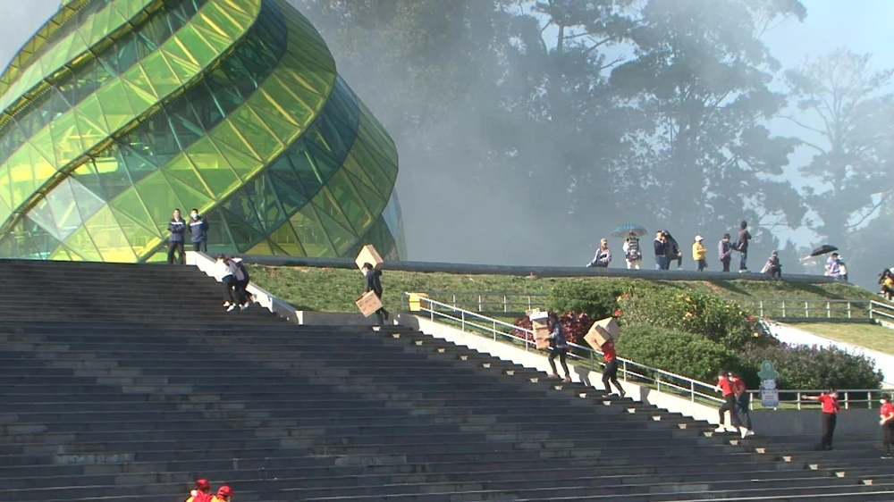 Tình huống cứu hộ, cứu nạn và di chuyển tài sản ra khỏi khu vực cháy. Ảnh: TIẾN DŨNG Tình huống cứu hộ, cứu nạn và di chuyển tài sản ra khỏi khu vực cháy. Ảnh: TIẾN DŨNG