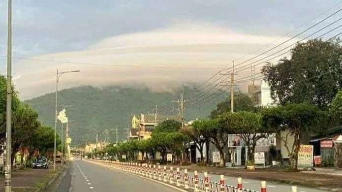 Nhìn từ xa, chùm mây như một cái đĩa bay Nhìn từ xa, chùm mây như một cái đĩa bay