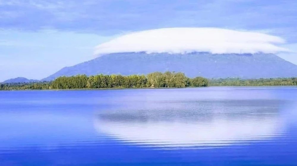 Nhìn từ Hồ Núi Le, chòm mây thấu kính phản chiếu xuống mặt hồ tuyệt đẹp Nhìn từ Hồ Núi Le, chòm mây thấu kính phản chiếu xuống mặt hồ tuyệt đẹp