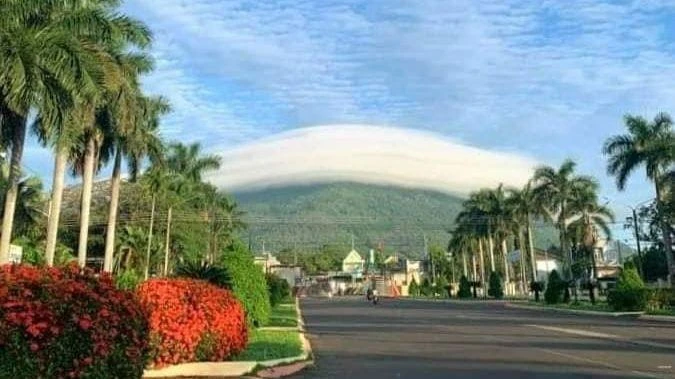 Núi Chứa Chan độ cao trên 800m, hình dáng hùng vĩ, thế núi cao chót vót, vách đá cheo leo và rừng rậm. Núi Chứa Chan độ cao trên 800m, hình dáng hùng vĩ, thế núi cao chót vót, vách đá cheo leo và rừng rậm.