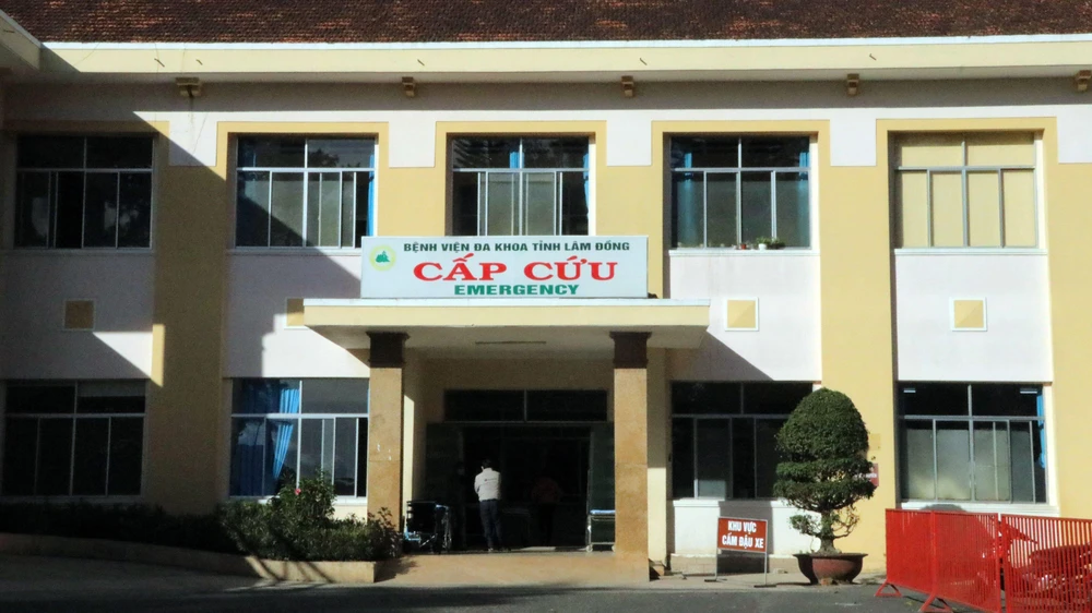 Năm người phải cấp cứu tại bệnh viện sau khi ăn cơm, uống rượu trong rẫy cà phê. Ảnh: VT