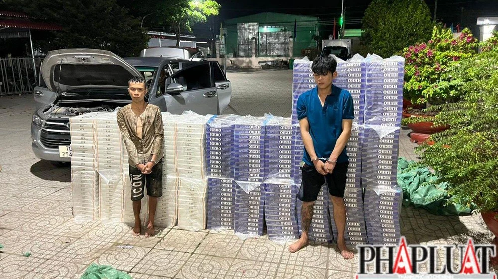 Phụng và Hoài bị bắt giữ cùng 15 ngàn gói thuốc lá lậu. Ảnh: VÕ