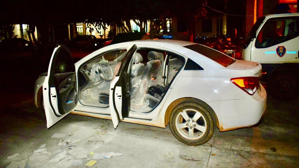 Hùng tự ý đốt giấy tờ xe, gây cháy ghế. Ảnh: VT
