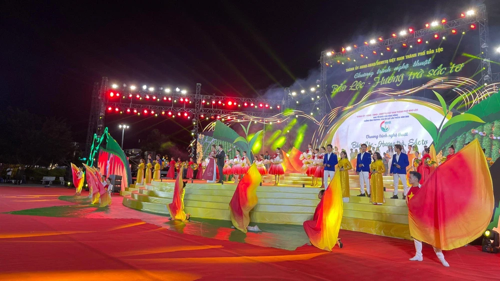 Khai mạc chương trình nghệ thuật "Bảo Lộc - Hương trà, sắc tơ". Ảnh: VT