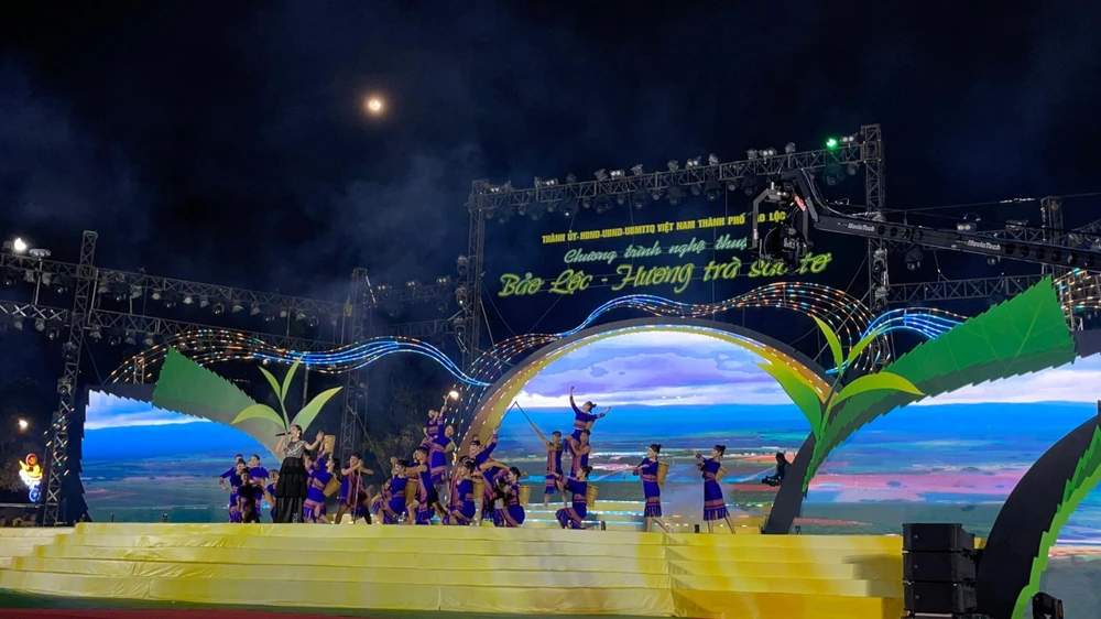 Tái hiện hương đất, tình người; hương trà, sắc tơ của vùng đất Bảo Lộc trong chương trình nghệ thuật. Ảnh: VT