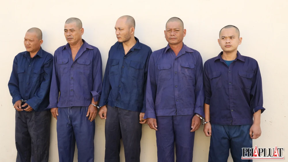 Năm người bị công an bắt giữ. Ảnh: VÕ TÙNG