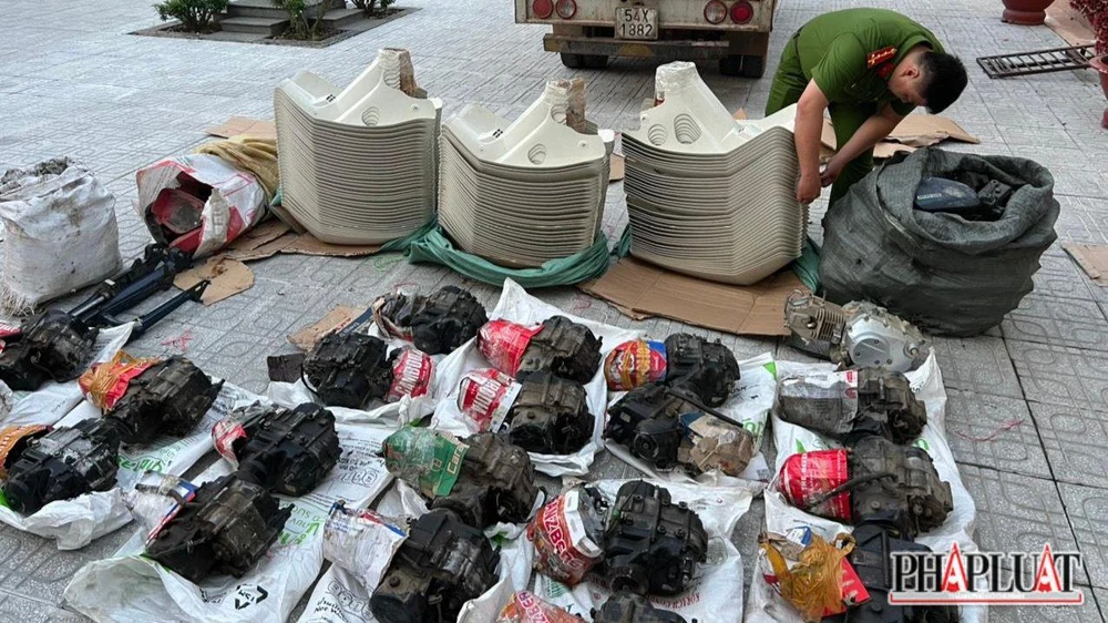 Hàng chục bộ máy ô tô nhập lậu. Ảnh: VÕ TÙNG