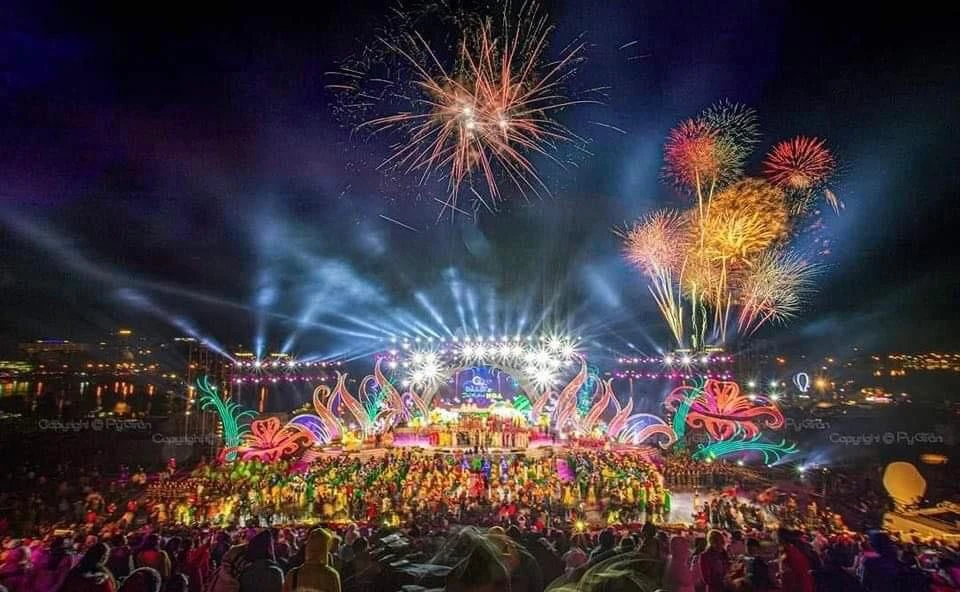 Du khách chờ đón chương trình bắn pháo hoa trong lễ khai mạc. Ảnh: PY TRẦN