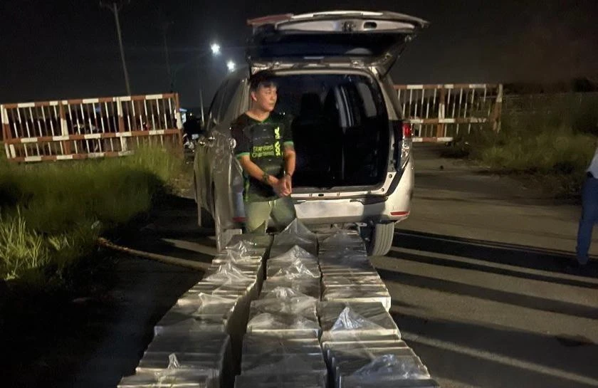 Cảnh nhập hơn 15 ngàn gói thuốc lá lậu. Ảnh: VÕ TÙNG