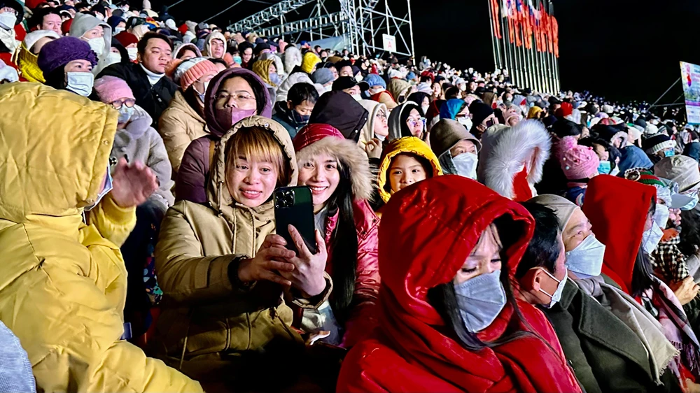 Có khoảng 12 ngàn người dân và du khách tham dự lễ khai mạc Festival Hoa Đà Lạt tại sân khấu Quảng trường Lâm Viên. Ảnh: VÕ TÙNG