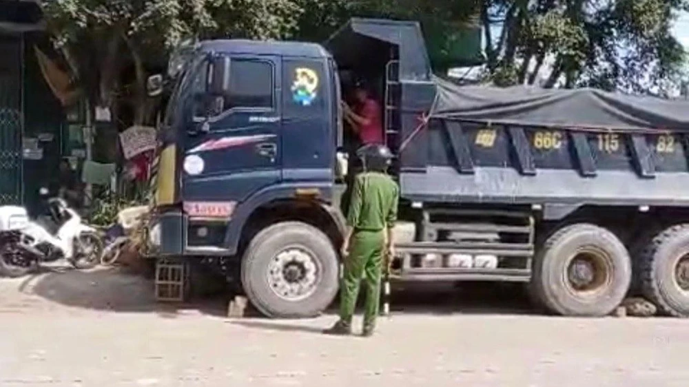 Khi bị dừng xe, Hiển vẫn cố thủ trong xe ben. Ảnh: VÕ TÙNG