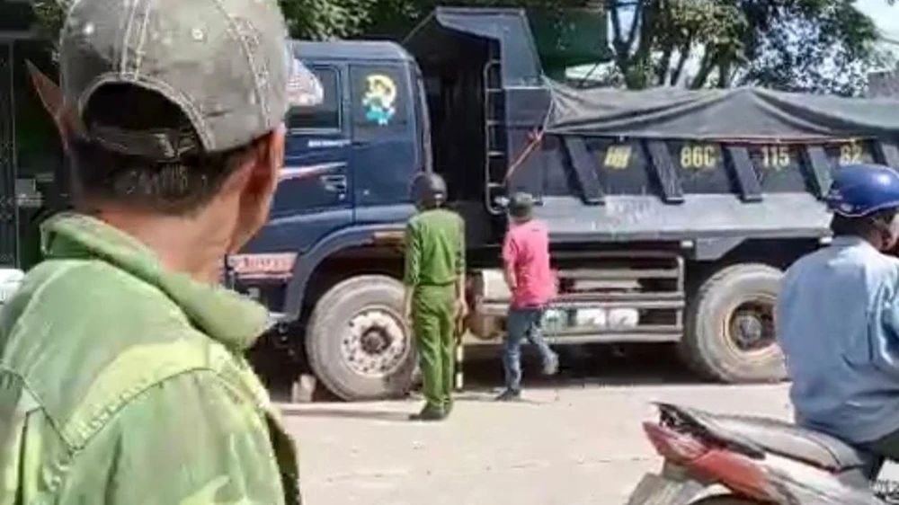 Công an phải dùng nhiều vật cản để chặn chiếc xe ben do Hiển điều khiển. Ảnh: VÕ TÙNG