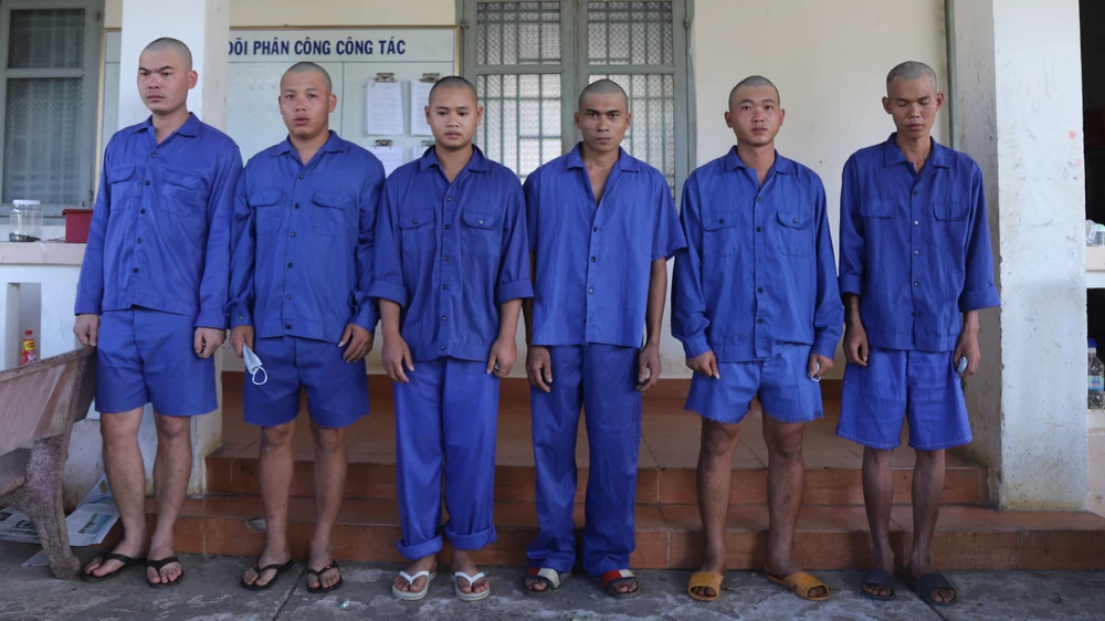 7 thanh niên bị bắt gần 4 năm sau khi gây án. Ảnh: CA
