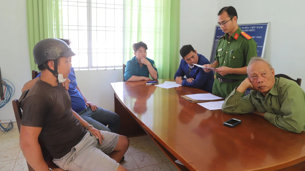 Công an huyện Bảo Lâm khởi tố, bắt giam Nguyễn Chung Đức (đội mũ bảo hiểm). Ảnh: CACC