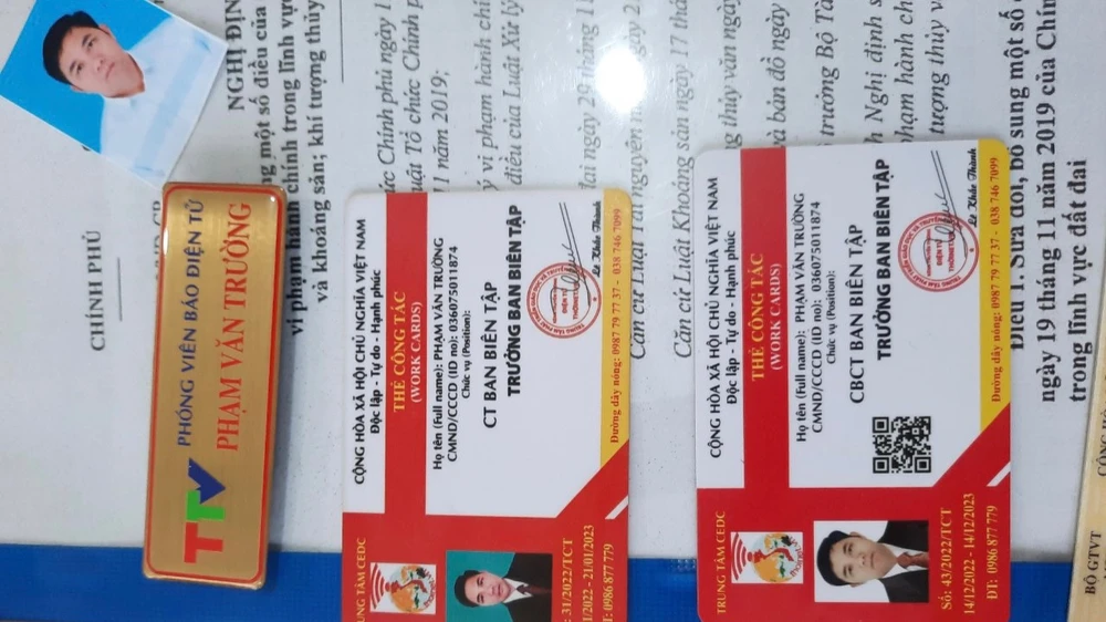 Công an thu giữ giấy tờ từ 2 người xưng phóng viên. Ảnh: TD