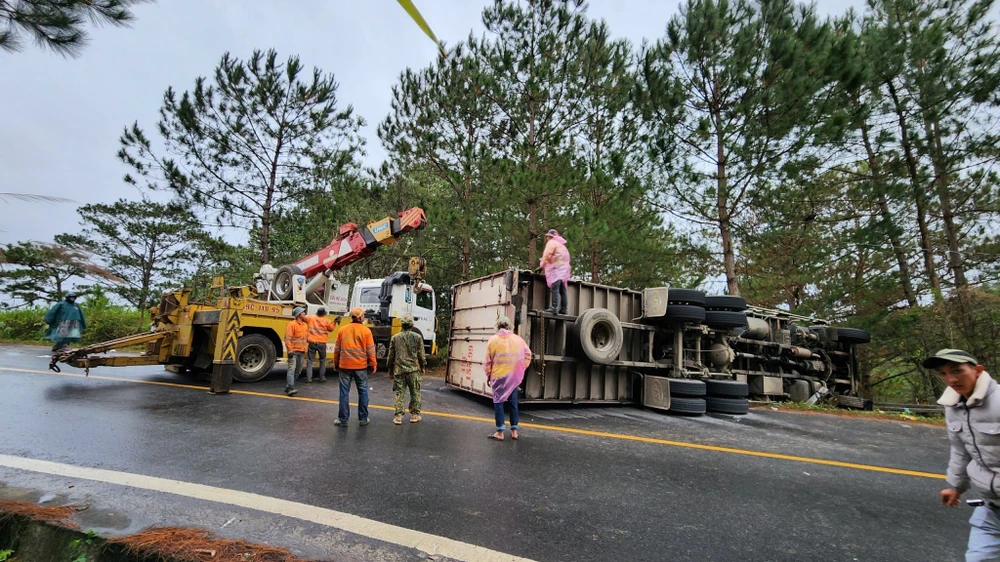 Trời mưa, đường trơn trượt là nguyên nhân dẫn đến tai nạn thương tâm. Ảnh: VT