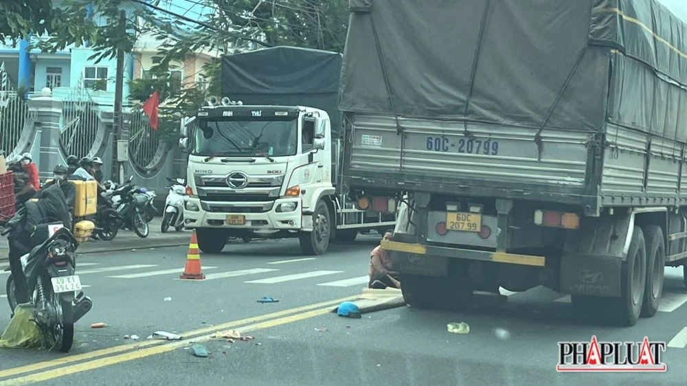 Vụ tai nạn làm một người chết tại chỗ. Ảnh: VÕ TÙNG