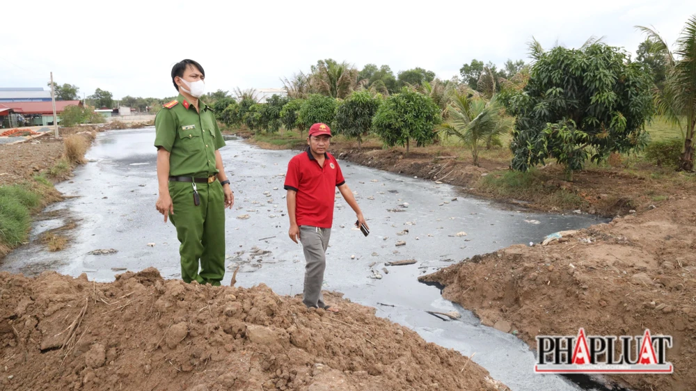 Nước từ giặt mủ cao su không qua xử lý thải ra môi trường. Ảnh: VÕ TÙNG