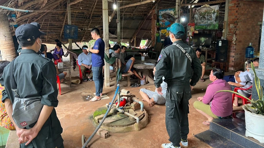 Hiện trường vụ đánh bạc công an vừa triệt xóa. Ảnh: VÕ TÙNG