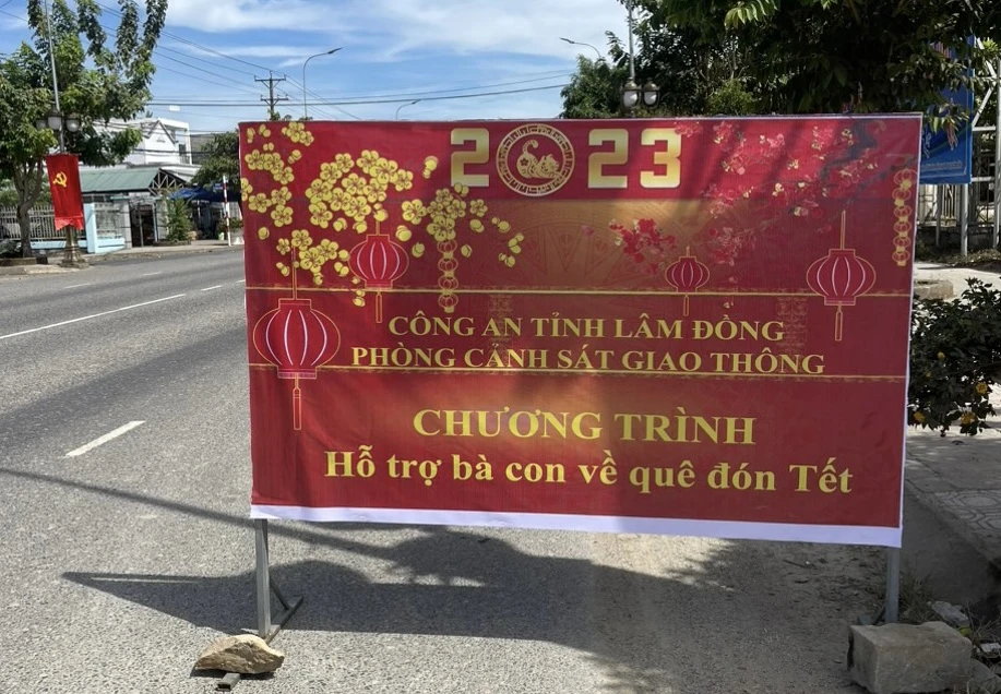 Hành động đẹp của lực lượng CSGT. Ảnh: VÕ TÙNG