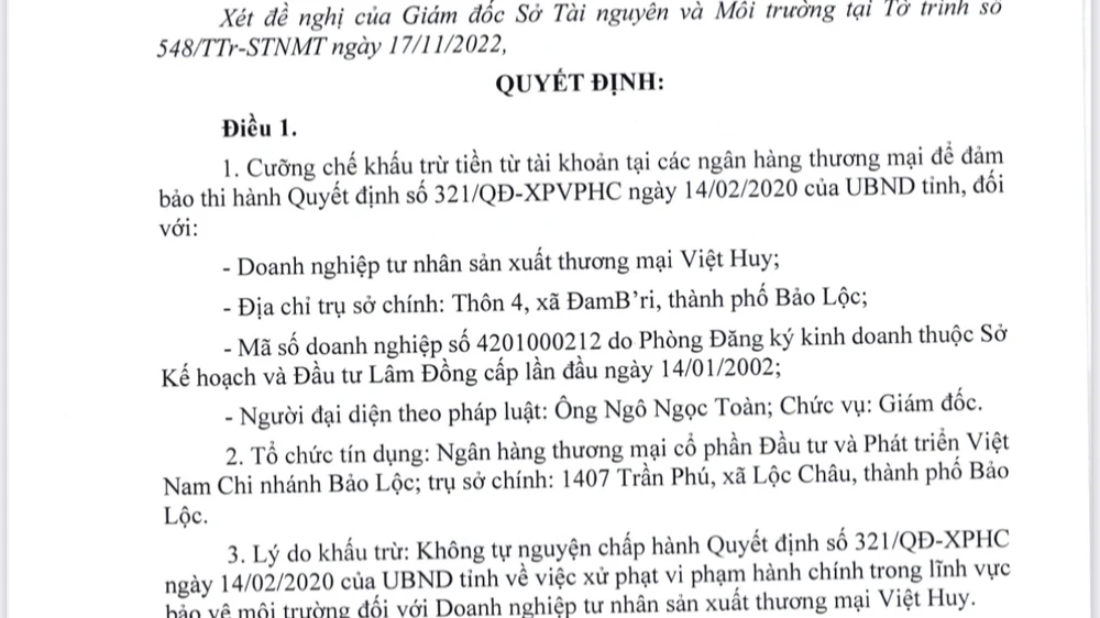 Quyết định cưỡng chế khấu trừ tiền từ tài khoản. Ảnh: VT Quyết định cưỡng chế khấu trừ tiền từ tài khoản. Ảnh: VT