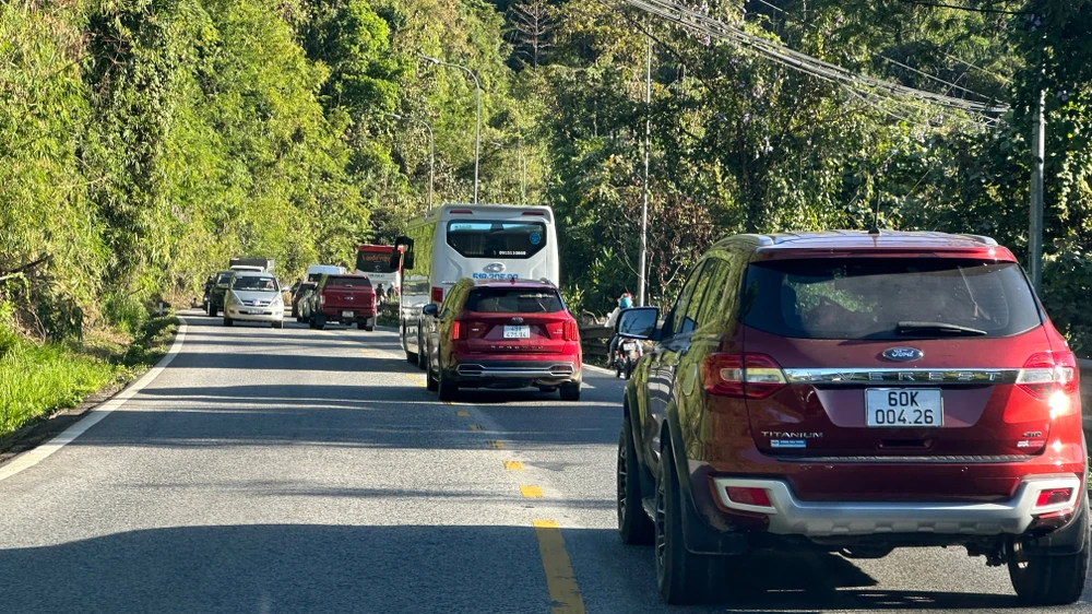 Nhiều xe di chuyển lên đèo Bảo Lộc. Ảnh: VT
