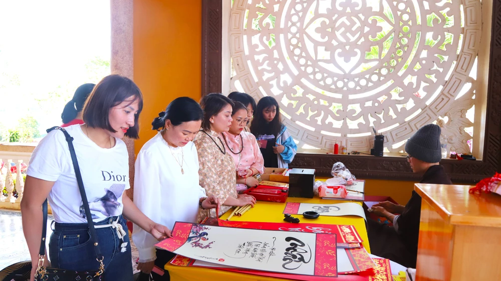 Rất đông người dân quan tâm, xin chữ đầu xuân. Chị Hồ Thị Kim Trúc, ngụ TP Bảo Lộc cho biết, năm nào chị cũng xin chữ. Ngoài cầu an lành cho người thân trong năm mới, chị còn muốn chung tay gìn giữ nét đẹp văn hóa tín ngưỡng của người Việt Nam. Ảnh: VT Rất đông người dân quan tâm, xin chữ đầu xuân. Chị Hồ Thị Kim Trúc, ngụ TP Bảo Lộc cho biết, năm nào chị cũng xin chữ. Ngoài cầu an lành cho người thân trong năm mới, chị còn muốn chung tay gìn giữ nét đẹp văn hóa tín ngưỡng của người Việt Nam. Ảnh: VT