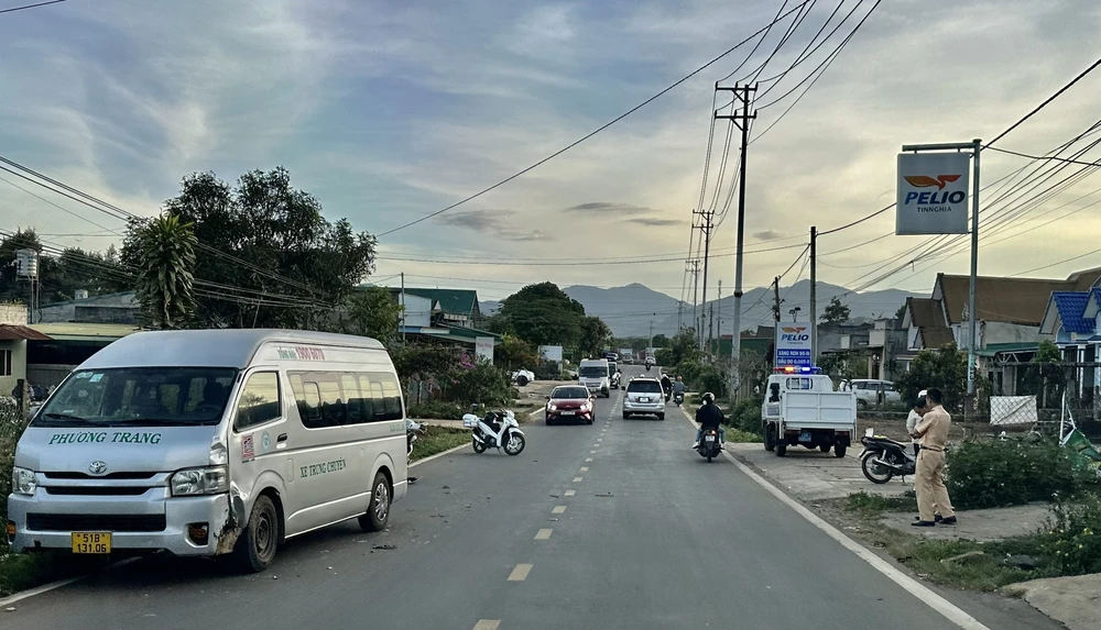 Những tuyến đường khác dẫn vào tỉnh Lâm Đồng như QL 27 hướng từ Đắk Lắk, QL 27 hướng từ tỉnh Ninh Thuận, QL 27C hướng từ tỉnh Khánh Hoà và QL 55 hướng từ tỉnh Bình Thuận lên tỉnh Lâm Đồng khá vắng phương tiện lưu thông. Tuy nhiên, vẫn có ca va chạm không đáng có. Trong ảnh là vụ va chạm giữa xe máy và xe trung chuyển của nhà xe Phương Trang trên QL55 đoạn qua địa bàn TP Bảo Lộc. Ảnh: VT