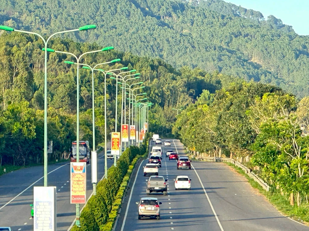 Cao tốc Liên Khương - Đà lạt cũng có khá nhiều xe lưu thông. Ảnh: VT