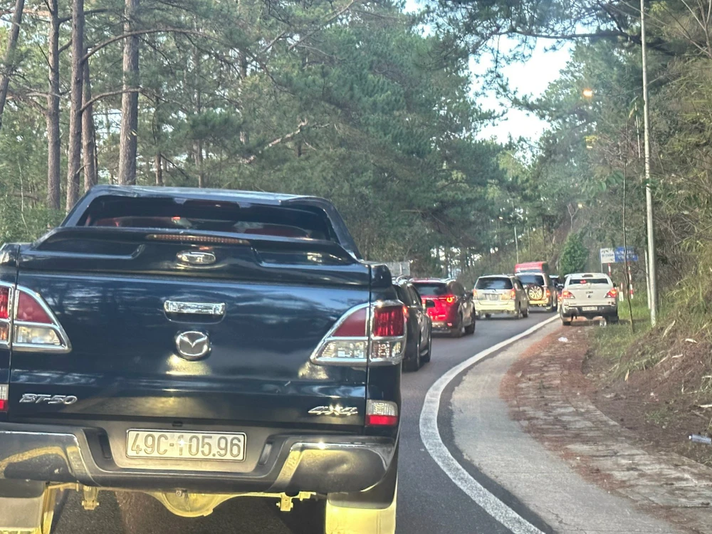 Đèo Prenn - cửa ngõ dẫn vào TP Đà Lạt có chút ùn ứ. Ảnh: VT