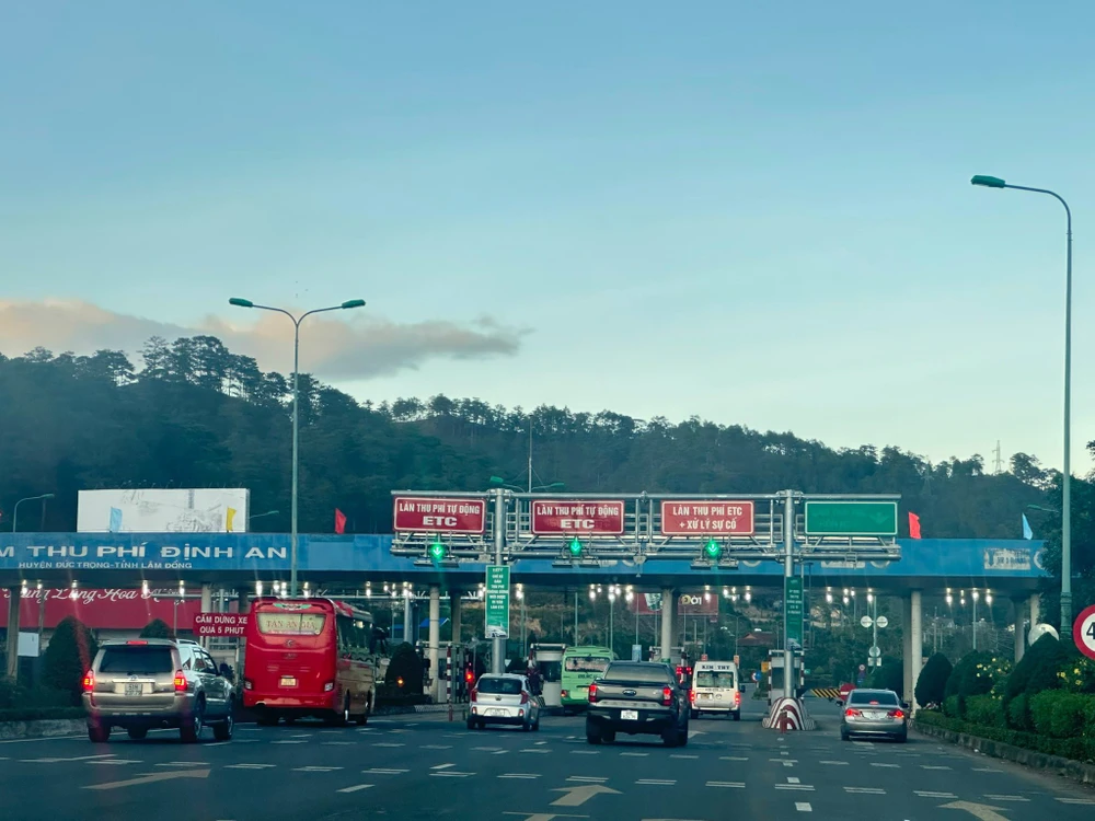 Trạm thu phí Định An chiều mồng 2 tết Quý Mão