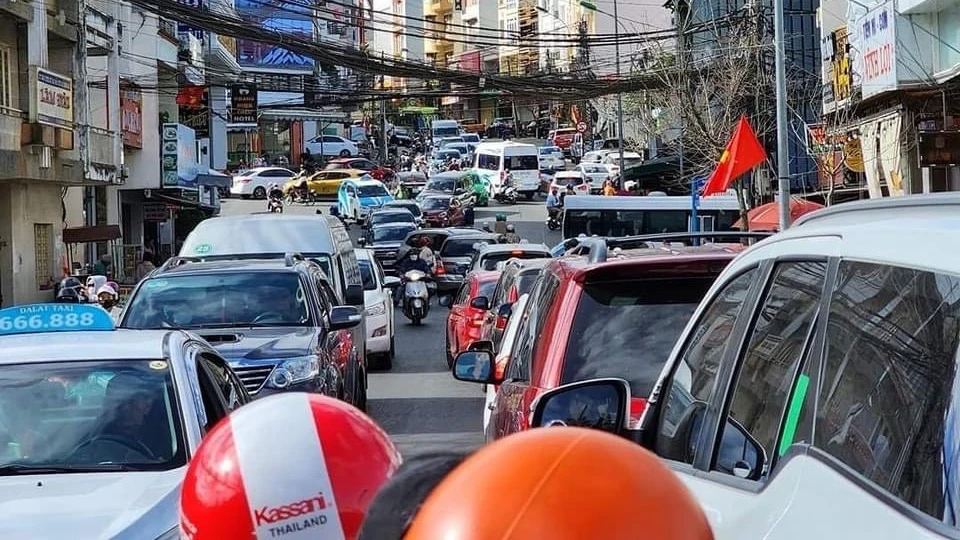 Nhiều tuyến phố trung tâm TP Đà Lạt có dấu hiệu ùn ứ trong ngày mồng 4 tết Quý Mão. Ảnh: VT